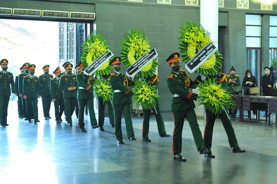 Các đoàn của Bộ Quốc phòng viếng liệt sỹ, Trung tá Đỗ Anh. (Ảnh: Minh Đức/TTXVN)