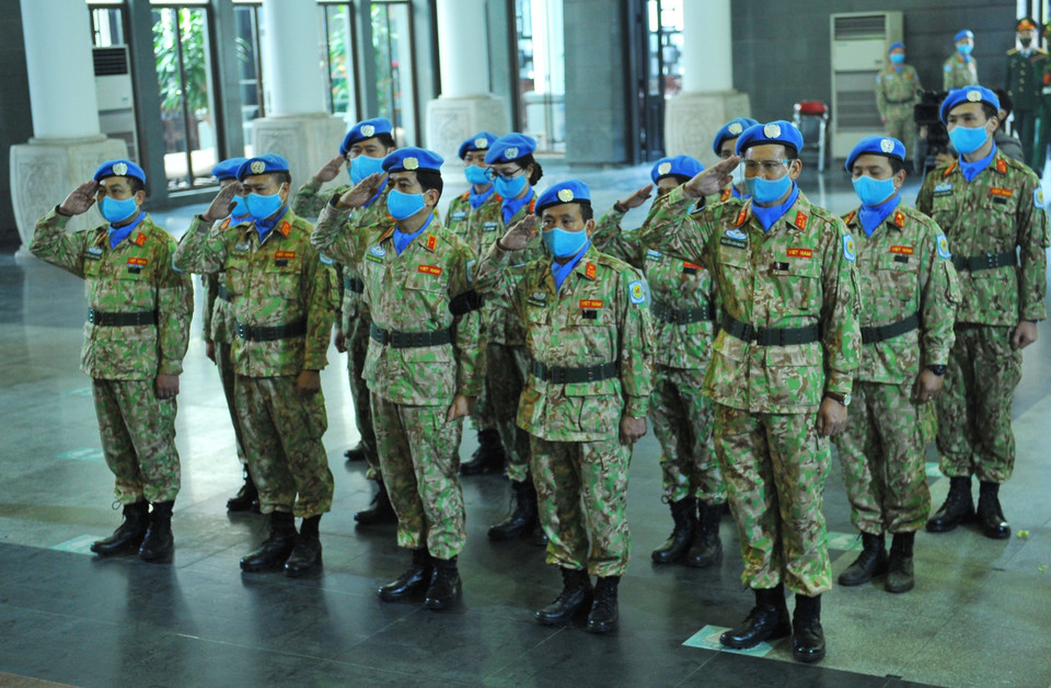 Cán bộ, nhân viên Cục gìn giữ hòa bình Việt Nam viếng liệt sỹ, Trung tá Đỗ Anh. (Ảnh: Minh Đức/TTXVN)