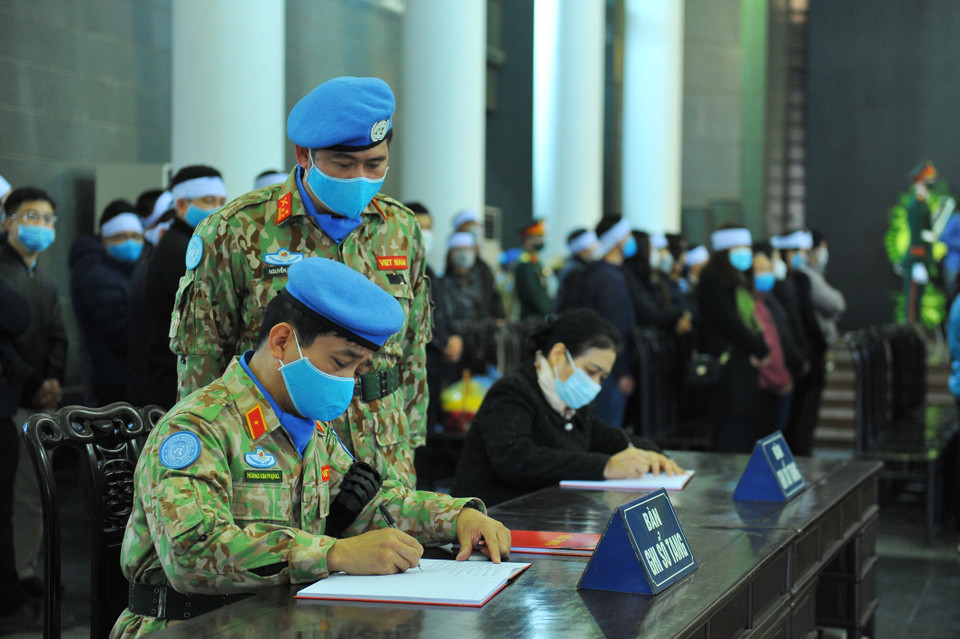 Thiếu tướng Hoàng Kim Phụng, Cục trưởng Cục gìn giữ hòa bình Việt Nam, ghi sổ tang tại lễ viếng liệt sỹ, Trung tá Đỗ Anh. (Ảnh: Minh Đức/TTXVN)