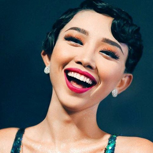 Không ít người phải thốt lên: 'Sao Tiên đẹp thế!' khi thấy cô xuất hiện với mái tóc được uốn sóng cầu kỳ mang phong cách của thập niên 60. 