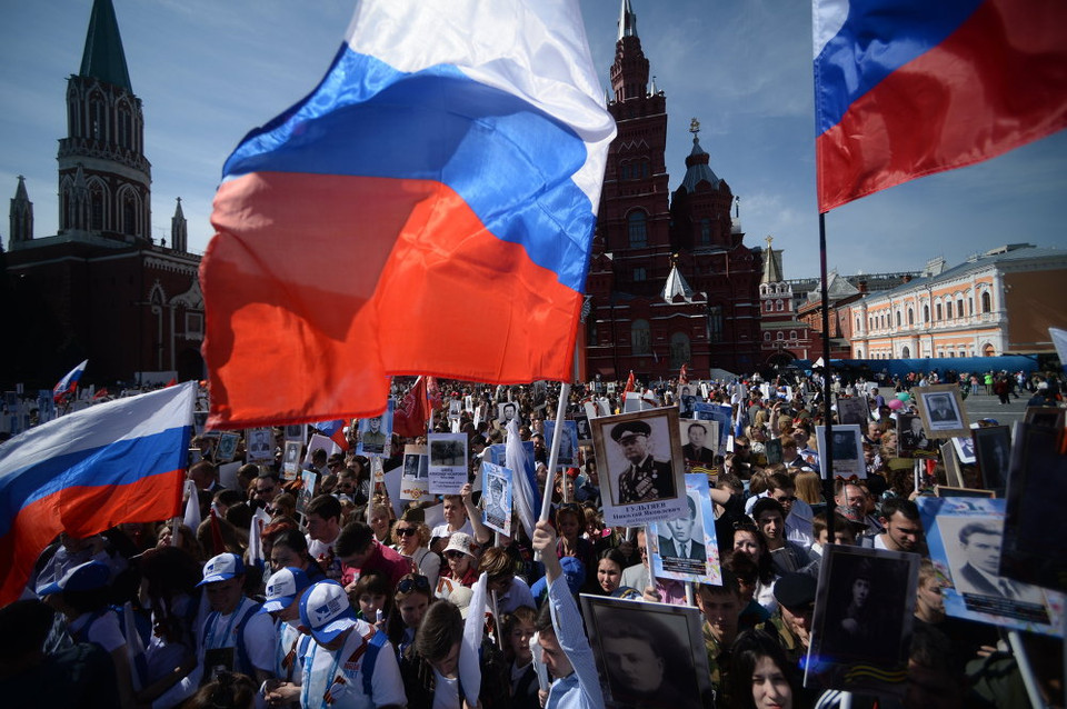 Dòng người tuần hành tưởng nhớ Trung đoàn Bất tử ở Quảng trường Đỏ. (Nguồn: Sputnik)