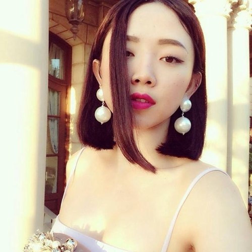 Không thể phủ nhận rằng, việc Tiên cắt tóc là một quyết định hoàn toàn đúng đắn vì trông cô đẹp một cách sang trọng, ngọt ngào và quyến rũ hơn hẳn với kiểu tóc ngang vai tự nhiên này.