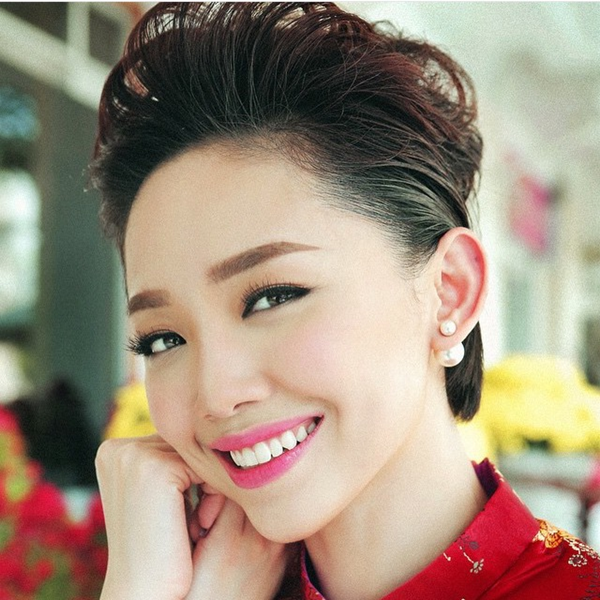 Nhiều phụ nữ lâu nay vẫn e ngại rằng kiểu tóc ngắn ngỗ ngược này sẽ gây khó dễ khi ăn vận, Tiên chứng minh điều ngược lại. Ngay cả khi mang trên mình trang phục áo dài truyền thống, Tiên cũng có cách để hợp lý hóa mái tóc pixie. Cô chọn cho mình kiểu vuốt mái phồng ấn tượng mà không kém phần sang trọng, thanh lịch.