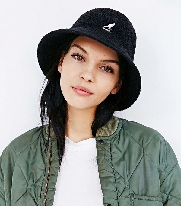Mũ bucket của Kangol có giá 30USD.