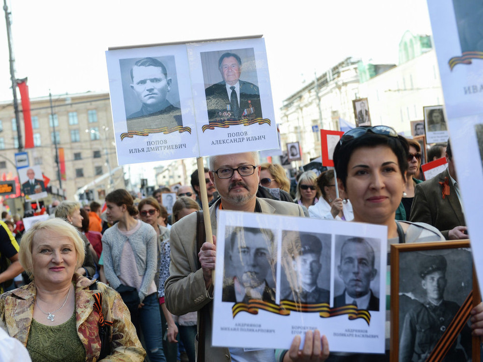 Các nhà báo của Cơ quan thông tin quốc tế Rossiya Segodnya (giữa) cũng từng tham gia vào tuần hành tưởng nhớ Trung đoàn Bất tử ở Moskv. (Nguồn: Sputnik)