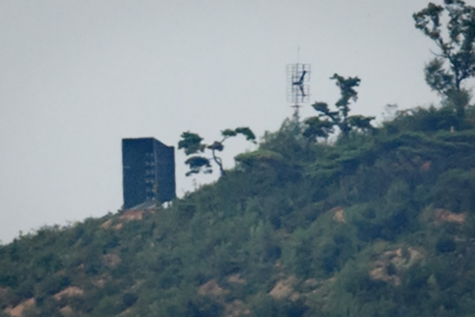 Hàn Quốc và Triều Tiên dỡ bỏ hệ thống loa phóng thanh tuyên truyền dọc đường biên giới hai miền. Trong ảnh (tư liệu): Hệ thống loa phóng thanh tuyên truyền của Triều Tiên dọc biên giới với Hàn Quốc nhìn từ Ganghwa, Hàn Quốc ngày 9/9/2017. (Nguồn: AFP/TTXVN)