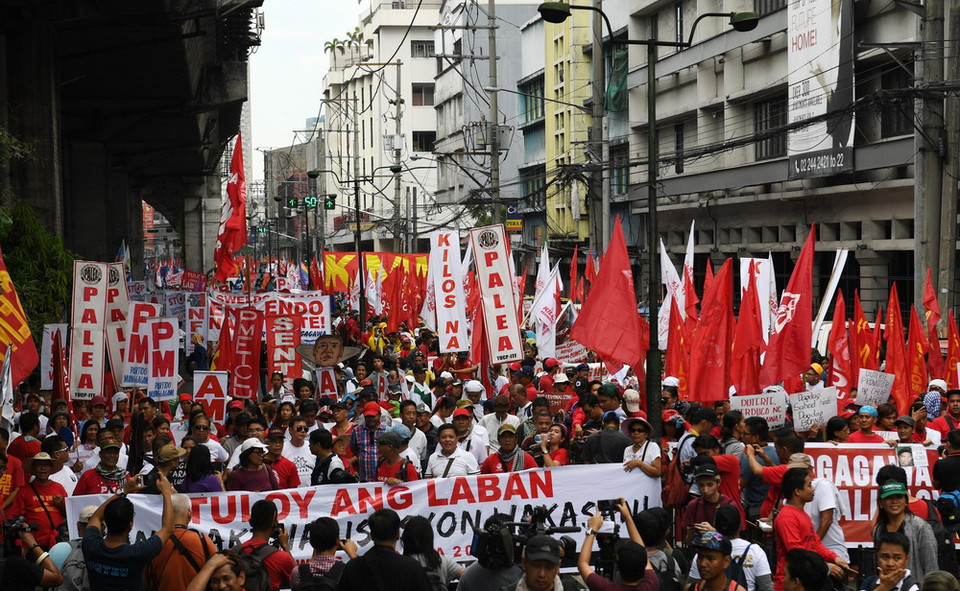 Người dân tham gia tuần hành nhân ngày Quốc tế Lao động 1/5 tại Manila, Philippines. (Nguồn: AFP/TTXVN)