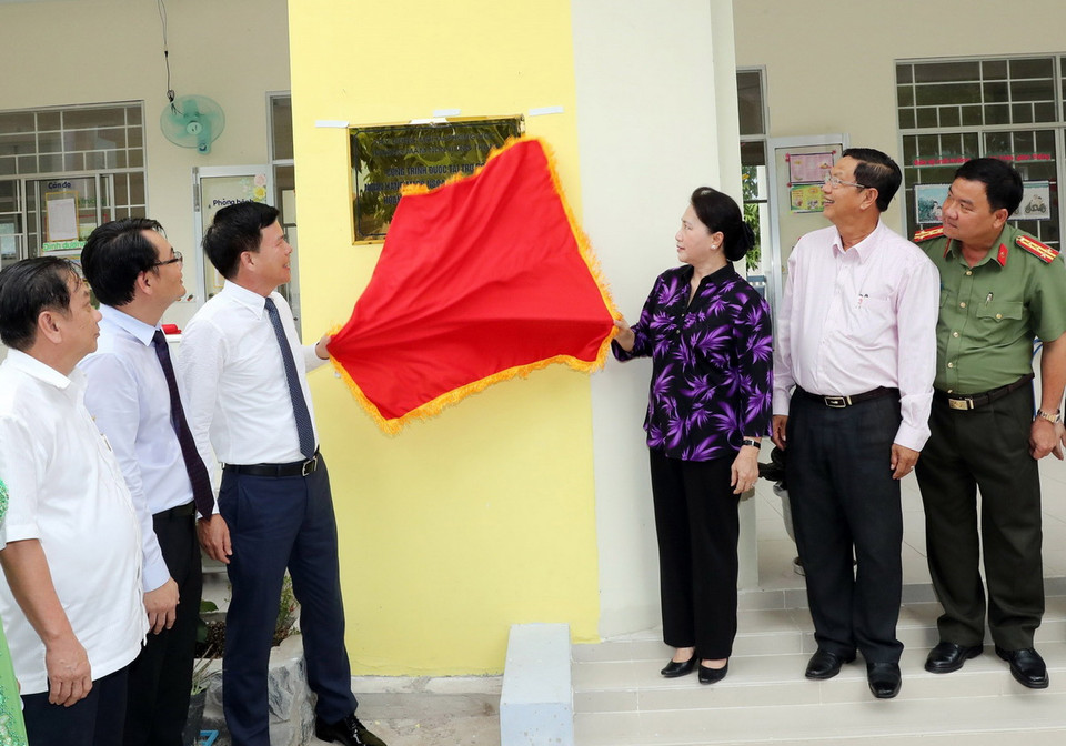 Chủ tịch Quốc hội Nguyễn Thị Kim Ngân và các đại biểu thực hiện nghi thức gỡ băng khánh thành trường Mầm non Hưng Thịnh. (Ảnh: Trọng Đức/TTXVN)