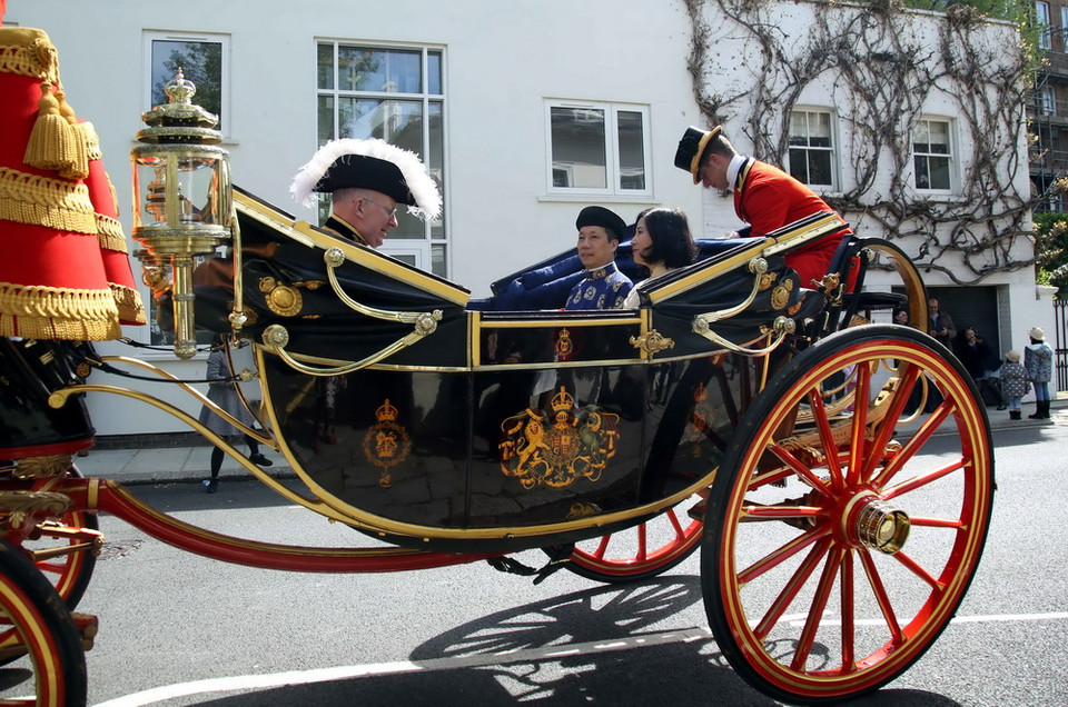 Ngày 3/5, Đoàn xe của Lễ tân Hoàng gia Anh đến đón Đại sứ Việt Nam tại Liên hiệp Vương quốc Anh và Bắc Ireland Trần Ngọc An đến cung điện Buckingham tiếp kiến và trình Quốc thư lên Nữ hoàng Elizabeth II. (Ảnh: Như Mai/Vietnam+)