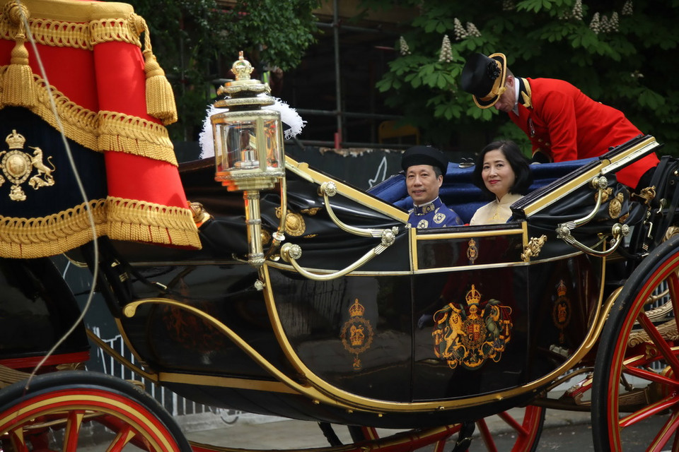 Đại sứ Trần Ngọc An và phu nhân sau khi tiếp kiến và trình Quốc thư lên Nữ hoàng Elizabeth II. (Ảnh: Như Mai/Vietnam+)