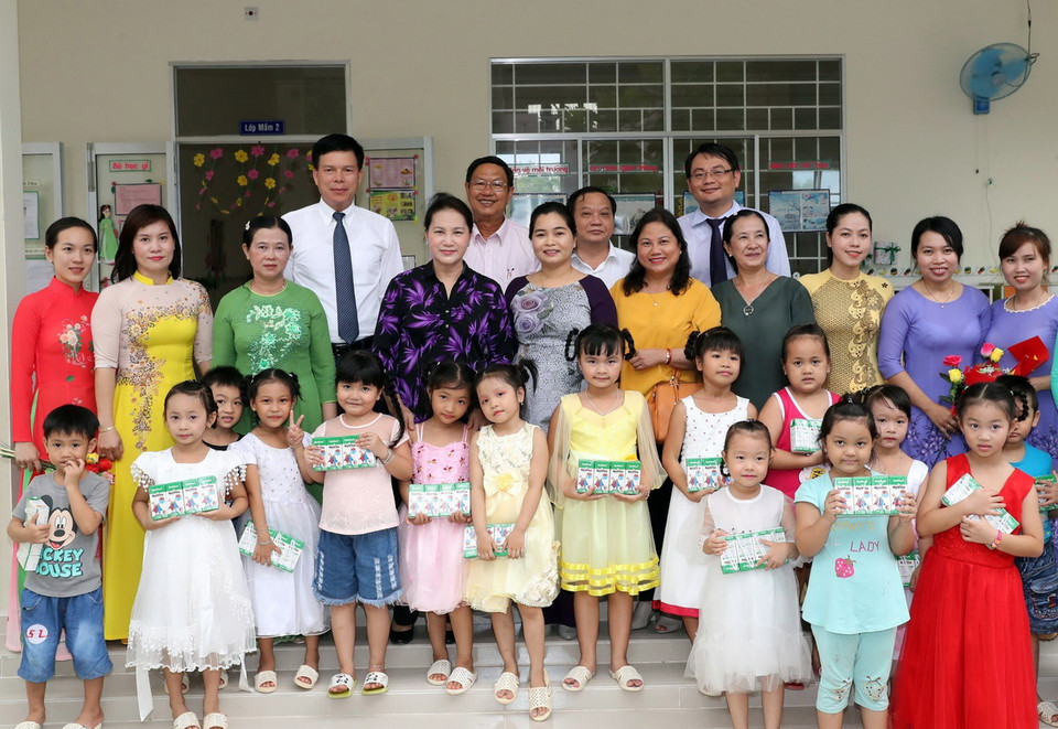 Chủ tịch Quốc hội Nguyễn Thị Kim Ngân chụp ảnh lưu niệm với giáo viên và trẻ em trường Mầm non Hưng Thịnh. (Ảnh: Trọng Đức/TTXVN)