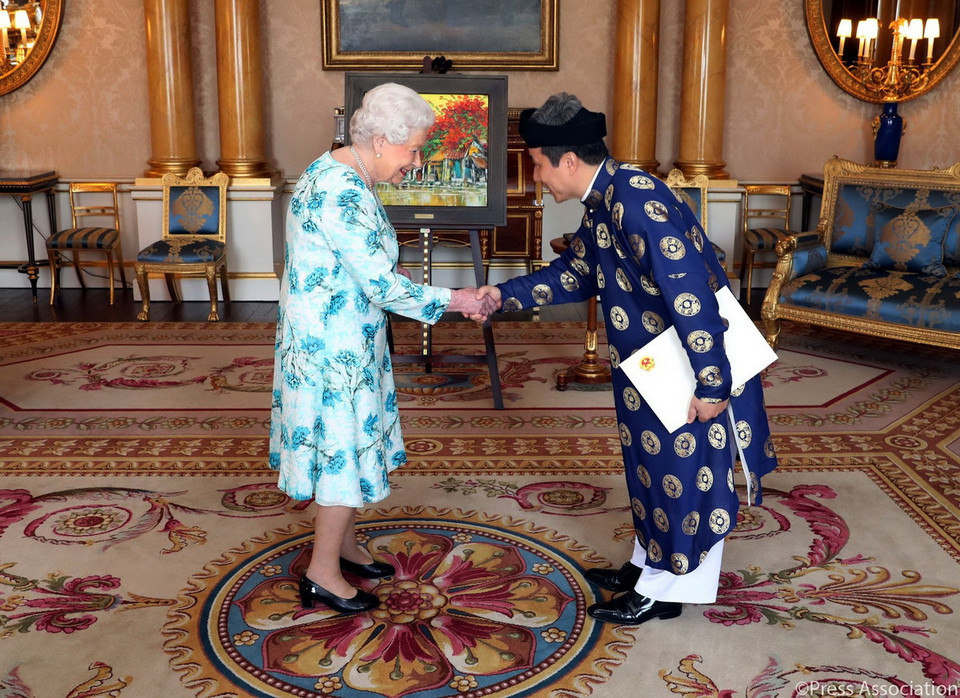Đại sứ Việt Nam tại Anh trình quốc thư lên Nữ hoàng Elizabeth II. (Nguồn: Lễ tân Hoàng gia Anh)