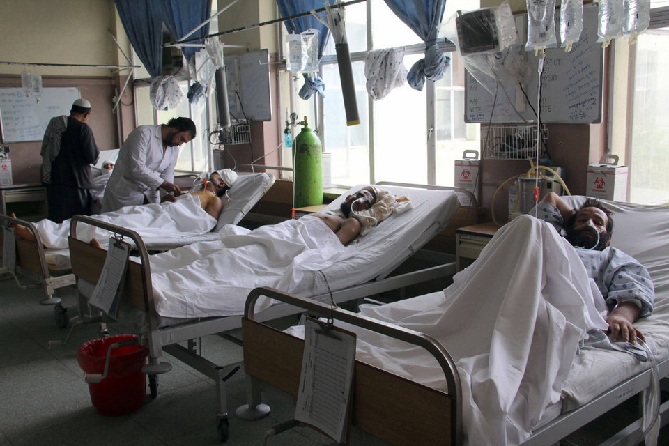 Ngày 30/4, ba vụ đánh bom liên tiếp xảy ra tại thủ đô Kabul và thành phố Kandahar của Afghanistan, khiến ít nhất 41 người thiệt mạng và 45 người bị thương, trong đó có cả phụ nữ, trẻ em, nhân viên cứu trợ nhân đạo và nhiều nhà báo. (Nguồn: EPA-EFE/TTXVN)