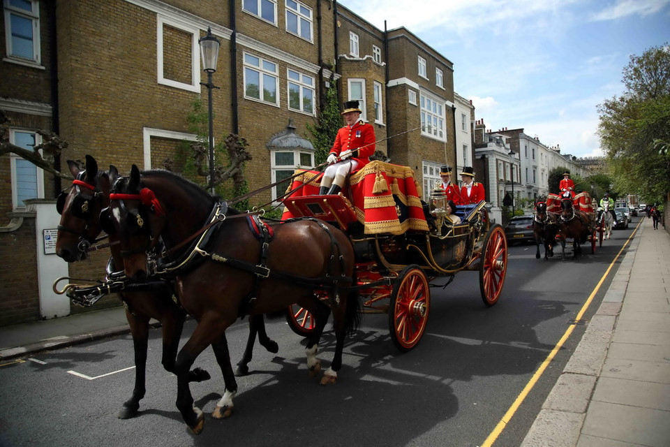 Đoàn xe của Lễ tân Hoàng gia Anh đưa Đại sứ Trần Ngọc An và phu nhân trở lại Đại sứ quán Việt Nam tại London. (Ảnh: Như Mai/Vietnam+)