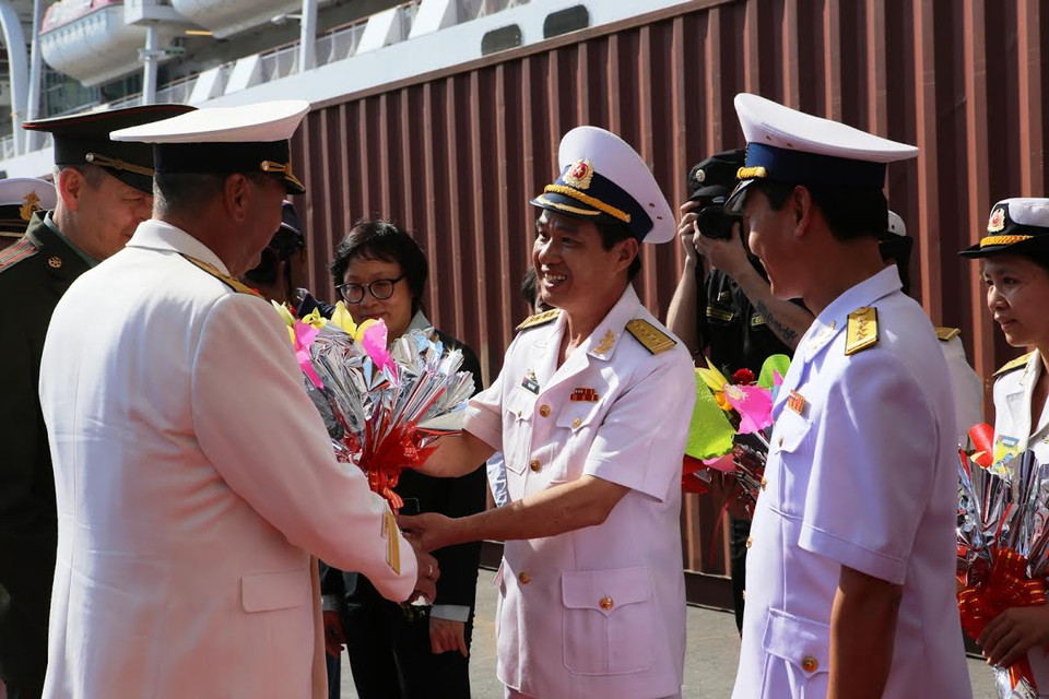 Lễ đón sỹ quan thủy thủ đội tàu Hải quân Nga. (Ảnh: Trần Lê Lâm/Vietnam+)