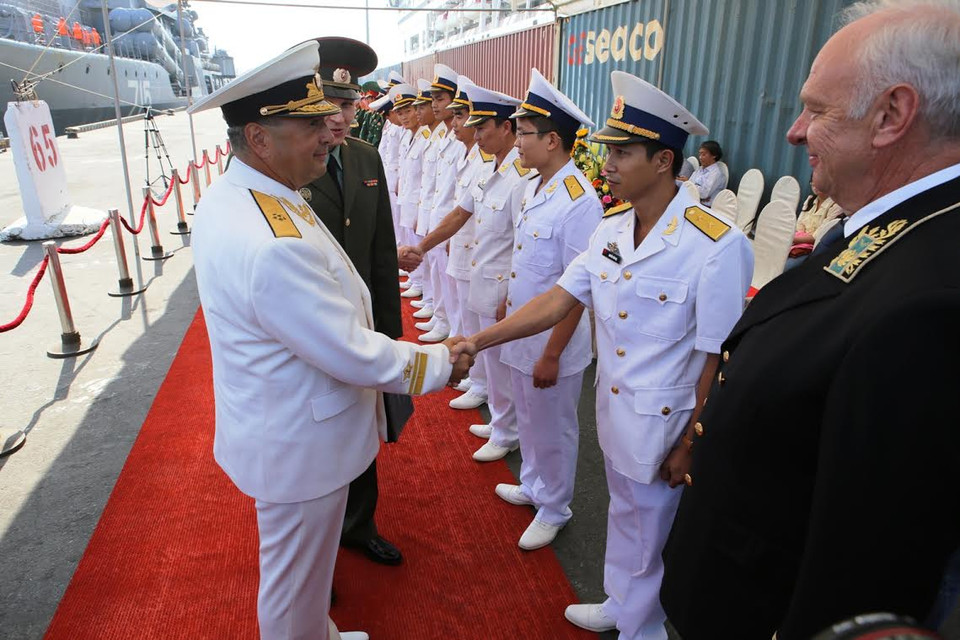 Lễ đón sỹ quan chỉ huy tàu Hải quân Nga. (Ảnh: Trần Lê Lâm/Vietnam+)