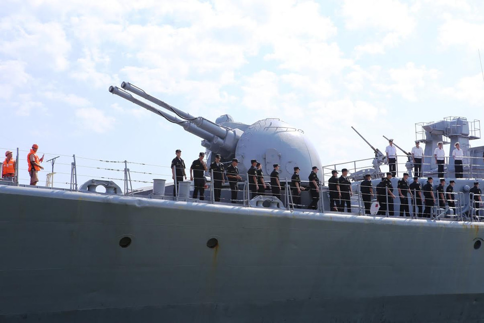 Tàu được trang bị 4 pháo nòng đôi AK-130-MR-184 cỡ nòng 139mm. (Ảnh: Trần Lê Lâm/Vietnam+)