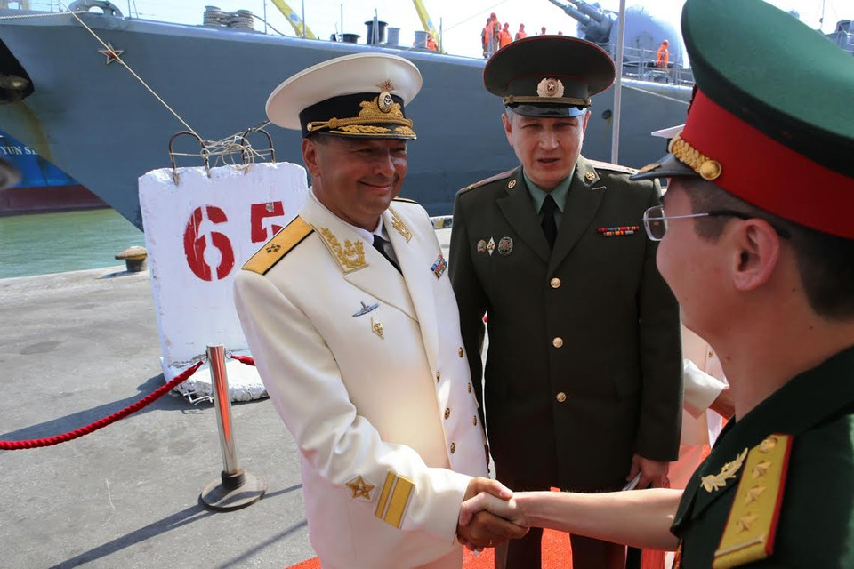 Đón sỹ quan chỉ huy tàu Hải quân Nga. (Ảnh: Trần Lê Lâm/Vietnam+)