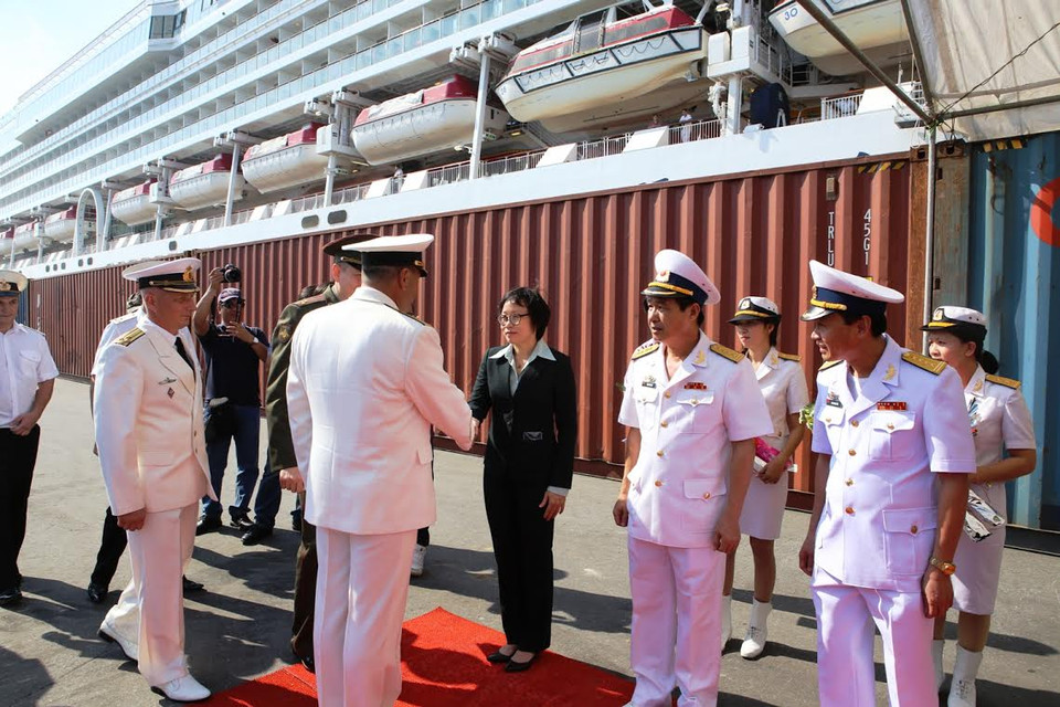Đại diện lãnh đạo thành phố Đà Nẵng và các đơn vị đón sỹ quan và thủy thủ tàu Nga. (Ảnh: Trần Lê Lâm/Vietnam+)