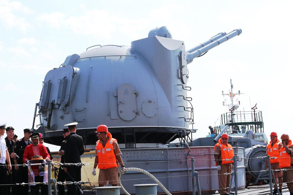 Pháo nòng đôi được trang bị sau đuôi tàu. (Ảnh: Trần Lê Lâm/Vietnam+)