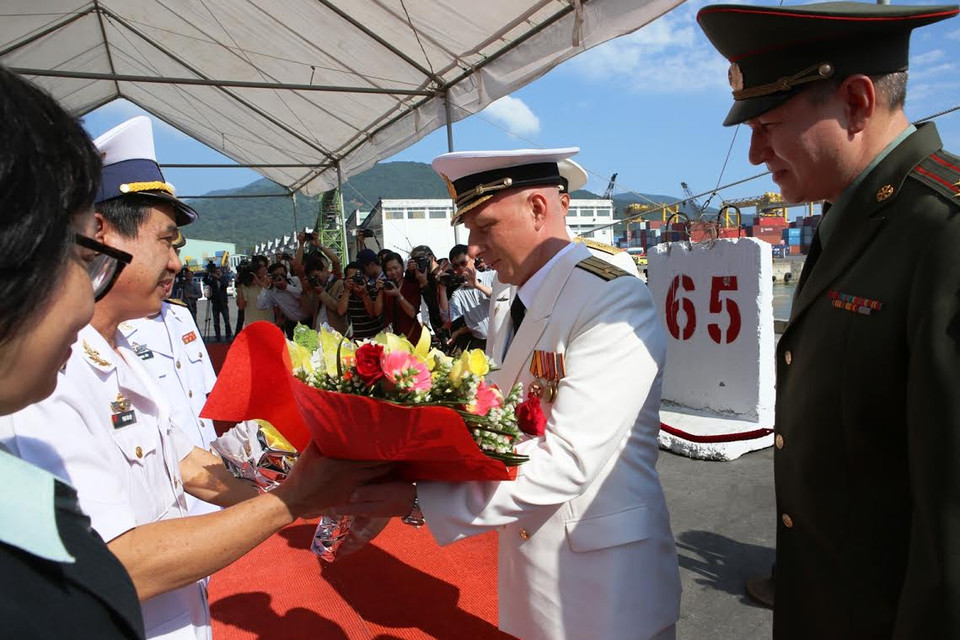 Tặng hoa chúc mừng sỹ quan thủy thủ đội tàu Hải quân Nga thăm Đà Nẵng. (Ảnh: Trần Lê Lâm/Vietnam+)
