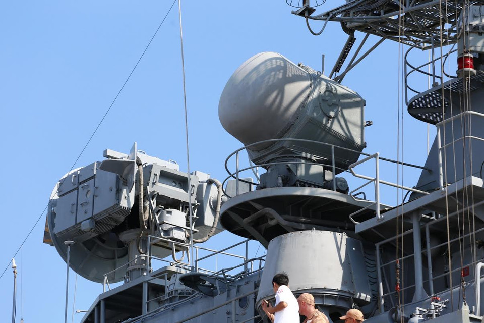 Hệ thống radar hiện đại trên tàu khu trục Bystryi. (Ảnh: Trần Lê Lâm/Vietnam+)