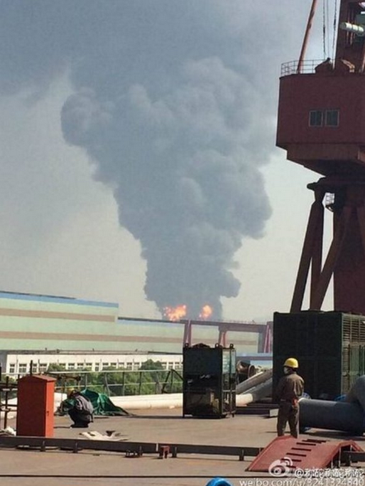 Vụ nổ xảy ra vào lúc 8 giờ sáng, tạo ra một cột lửa khủng khiếp kèm theo khói cao từ 20 - 30m. (Nguồn: RT)