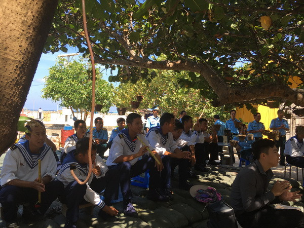 Các chiến sỹ giao lưu với đoàn văn công trên đảo Phan Vinh cùng (Ảnh: ĐNT/Vietnam+)