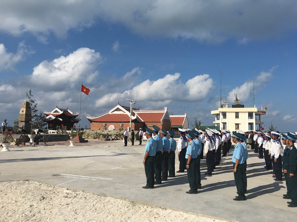 Chào cờ trên đảo Phan Vinh (Ảnh: ĐNT/Vietnam+)