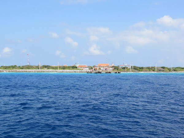 Trường Sa lớn nhìn từ biển (Ảnh: ĐNT/Vietnam+)