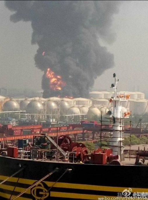 Các nhân viên cứu hộ có mặt tại hiện trường cho biết vụ nổ xảy ra do rò rỉ 2 bình xăng, dẫn tới 2 kho chứa bị nổ. Nơi đây có chứa nhiều loại chất đốt gồm xăng, dầu diesel và hóa chất. (Nguồn: RT)