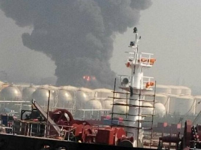 Cơ quan địa phương đã phải cảnh báo người dân quanh khu vực vụ nổ và 2 ngôi làng bên cạnh. Một tiếng sau, 2 vụ nổ nhỏ hơn cũng xảy ra. (Nguồn: RT)