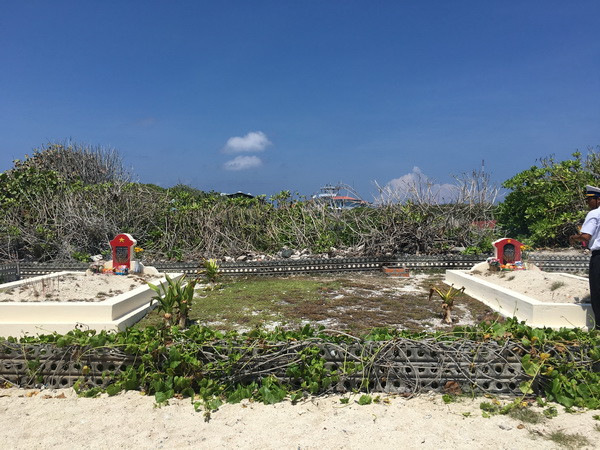 Khu nghĩa trang liệt sĩ tại đảo Trường Sa lớn (Ảnh: ĐNT/Vietnam+)