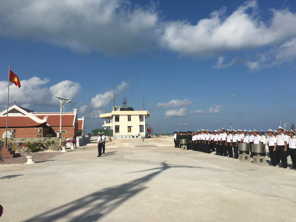 Chào cờ trên đảo Phan Vinh (Ảnh: ĐNT/Vietnam+)