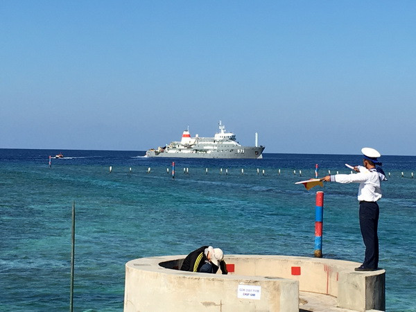 Dẫn luổng cho tàu cập đảo (Ảnh: ĐNT/Vietnam+)