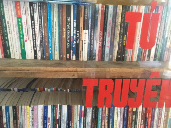 Tủ truyện của chiến sĩ trên đảo Đá Đông (Ảnh: ĐNT/Vietnam+)