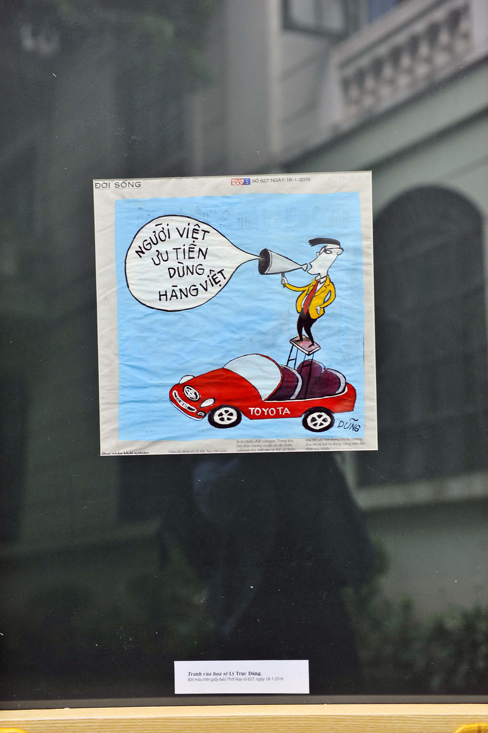 Một số tác phẩm của các họa sĩ có tác phẩm tham gia triển lãm. (Ảnh: Ngọc Tùng/Vietnam+)