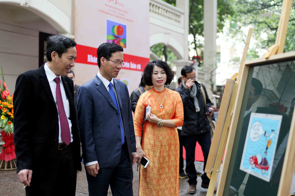 Ông Võ Văn Thưởng (Ủy viên Bộ Chính trị, Bí thư Trung ương Đảng Trưởng Ban Tuyên giáo Trung ương) tham dự buổi triển lãm. (Ảnh: Doãn Đức/Vietnam+)