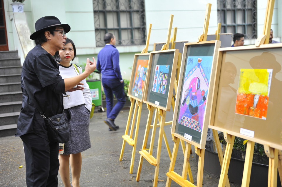 Hầu hết trong số 21 họa sĩ có tranh tham dự triển lãm đều đã quen với phần việc “bếp núc” của Báo Nhân Dân khi cộng tác minh họa, trau chuốt làm đẹp cho Nhân Dân hàng ngày từ ngày đổi mới ấn phẩm. (Ảnh: Ngọc Tùng/Vietnam+)