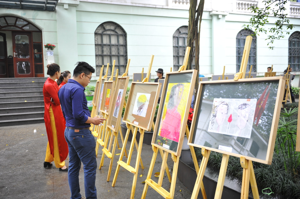 Chất liệu giấy báo tạo sự hào hứng, yên tâm vì trong hồi ức xưa, tháng năm bao cấp khốn khó, khi những thiếu thốn in hằn cả vào nghệ thuật. (Ảnh: Khánh Long/Vietnam+)
