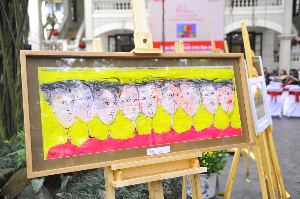 Một số tác phẩm của các họa sĩ có tác phẩm tham gia triển lãm. (Ảnh: Ngọc Tùng/Vietnam+)