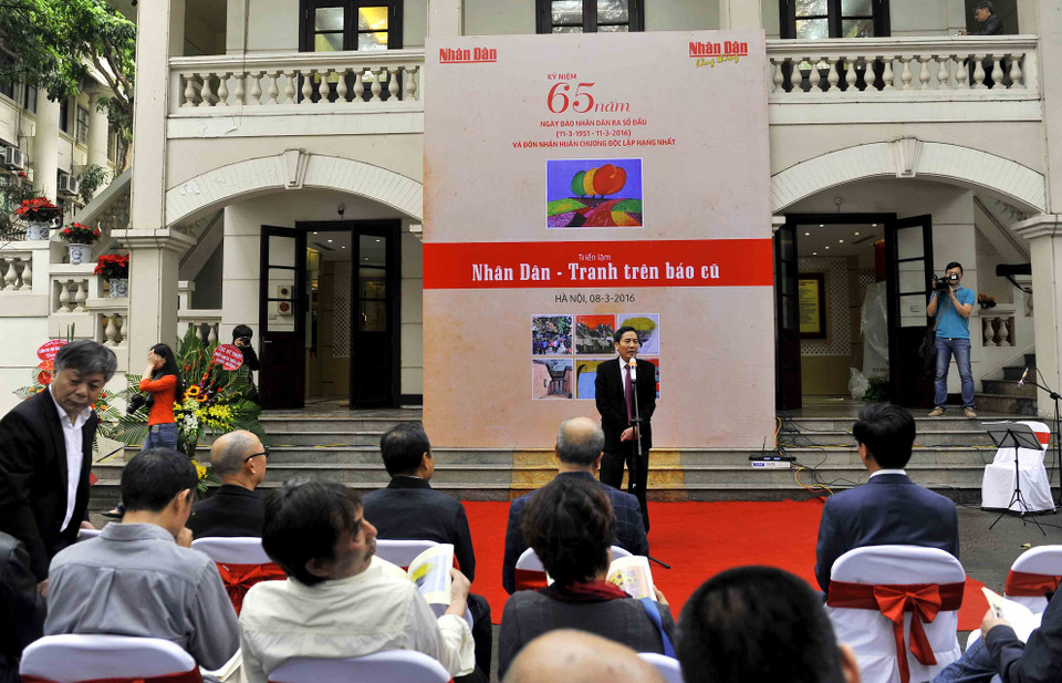 Đây là hoạt động nhằm kỷ niệm 65 ngày Báo Nhân Dân ra số đầu tiên. (Ảnh: Ngọc Tùng/Vietnam+)