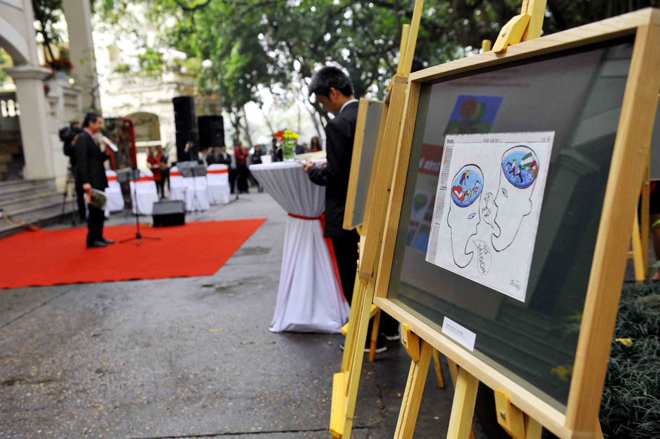 Một số tác phẩm của các họa sĩ có tác phẩm tham gia triển lãm. (Ảnh: Ngọc Tùng/Vietnam+)