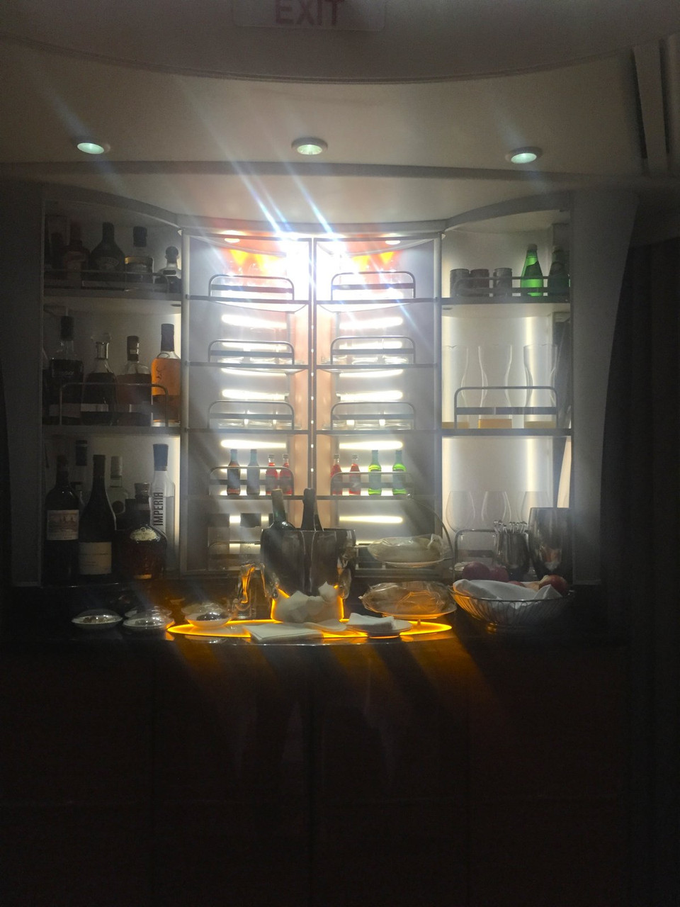 Vào buổi tối, quầy bar sẽ sáng đèn, phục vụ Hennessey Paradis, loại rượu đắt tiền nhất mà Emirates cung cấp, giá khởi điểm khoảng 745 USD một chai. (Nguồn: businessinsider)