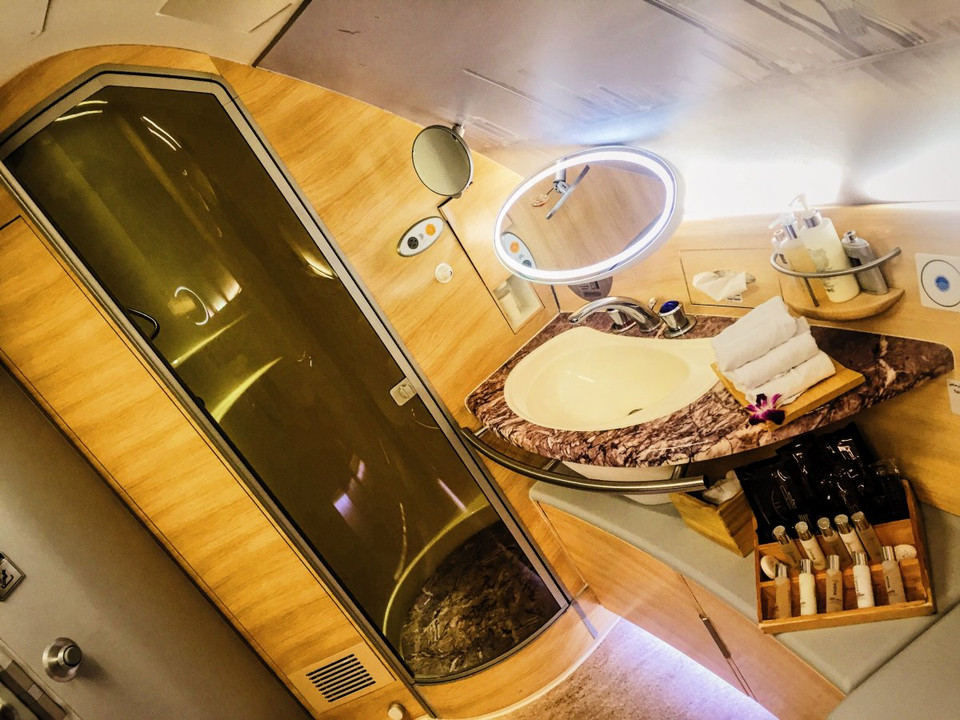 Ngay khi đang ở trên độ cao hàng nghìn mét, nếu hành khách có nhu cầu thì hoàn toàn có thể yêu cầu tiếp viên hàng không để sử dụng nhà tắm hoặc spa. Phòng tắm có nước nóng và mỗi hành khách khách có 5 phút để sử dụng dịch vụ này. Trở lại ghế ngồi, hành khách sẽ được thưởng thức một đĩa hoa quả và mật ong. (Nguồn: businessinsider)