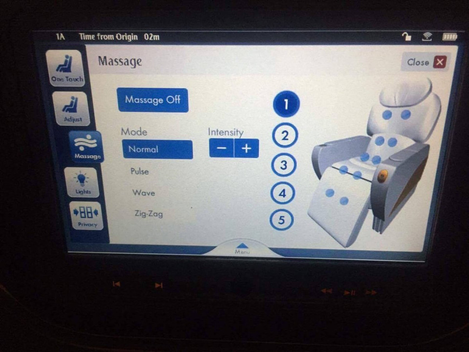 Bộ điều khiển của chức năng này có thể thay đổi cường độ và hình thức massage. Hành khách cũng sử dụng bảng điều khiển tương tác để điều chỉnh độ sáng xung quanh, đóng hay mở cửa phòng riêng. (Nguồn: businessinsider)