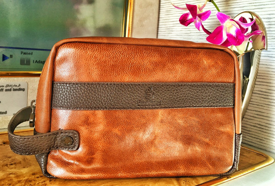 Bước vào cabin, bạn sẽ tìm thấy một chiếc túi nhỏ với đầy đủ những loại mỹ phẩm đắt tiền, trong đó có nước hoa Bvlgari. (Nguồn: businessinsider)