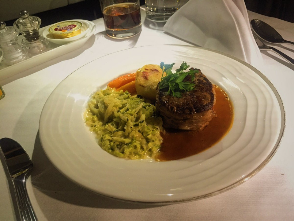 Bất cứ khi nào khách muốn ăn, hãng Emirates luôn sẵn sàng phục vụ hành khách với những bữa tiệc thịnh soạn. Các khoang cá nhân ngay lập tức được chuyển đổi thành phòng ăn. (Nguồn: businessinsider)