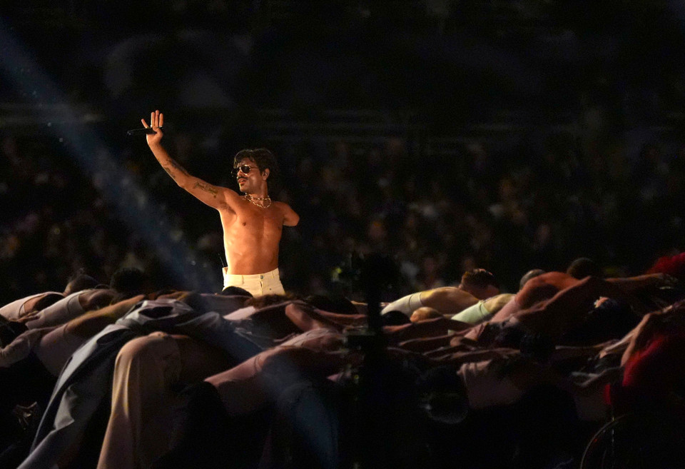 Nghệ sỹ biểu diễn tại lễ khai mạc Paralympic Paris, ngày 28/8/2024. (Ảnh: THX/TTXVN)