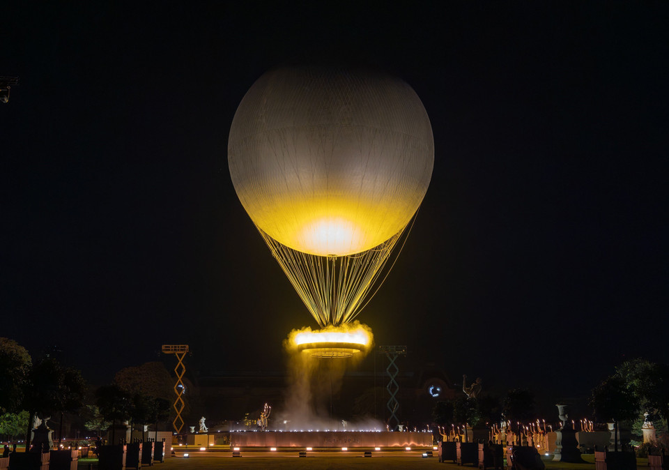 Ngọn đuốc Paralympic 2024 được thắp sáng trên khinh khí cầu tại lễ khai mạc. (Ảnh: THX/TTXVN)